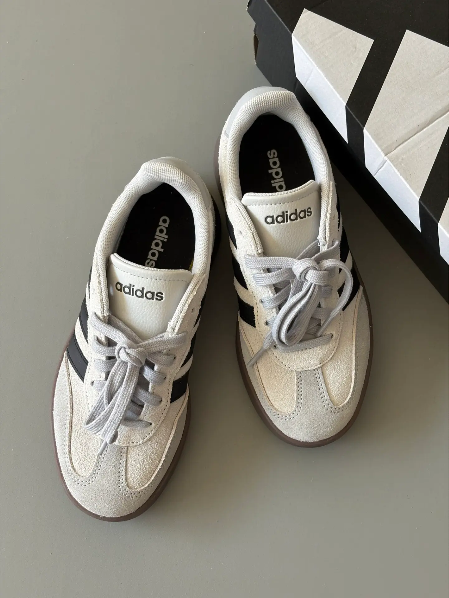 这双adidas德训鞋搭配牛仔裤简直绝绝子
